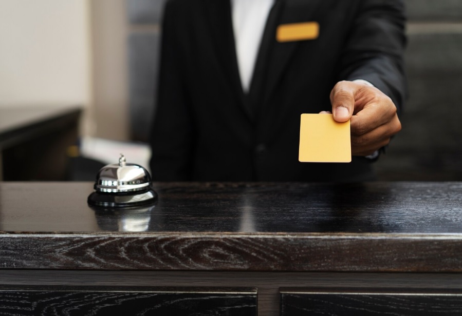 Kiedy rezerwować hotel Strzyżów, żeby trafić na korzystne warunki i dostępność terminów?